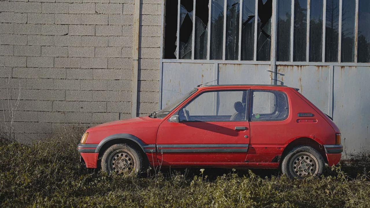 ¿Encenderá después de 14 años? 205 GTI 1988 abandonado, ¡solo por 500€!