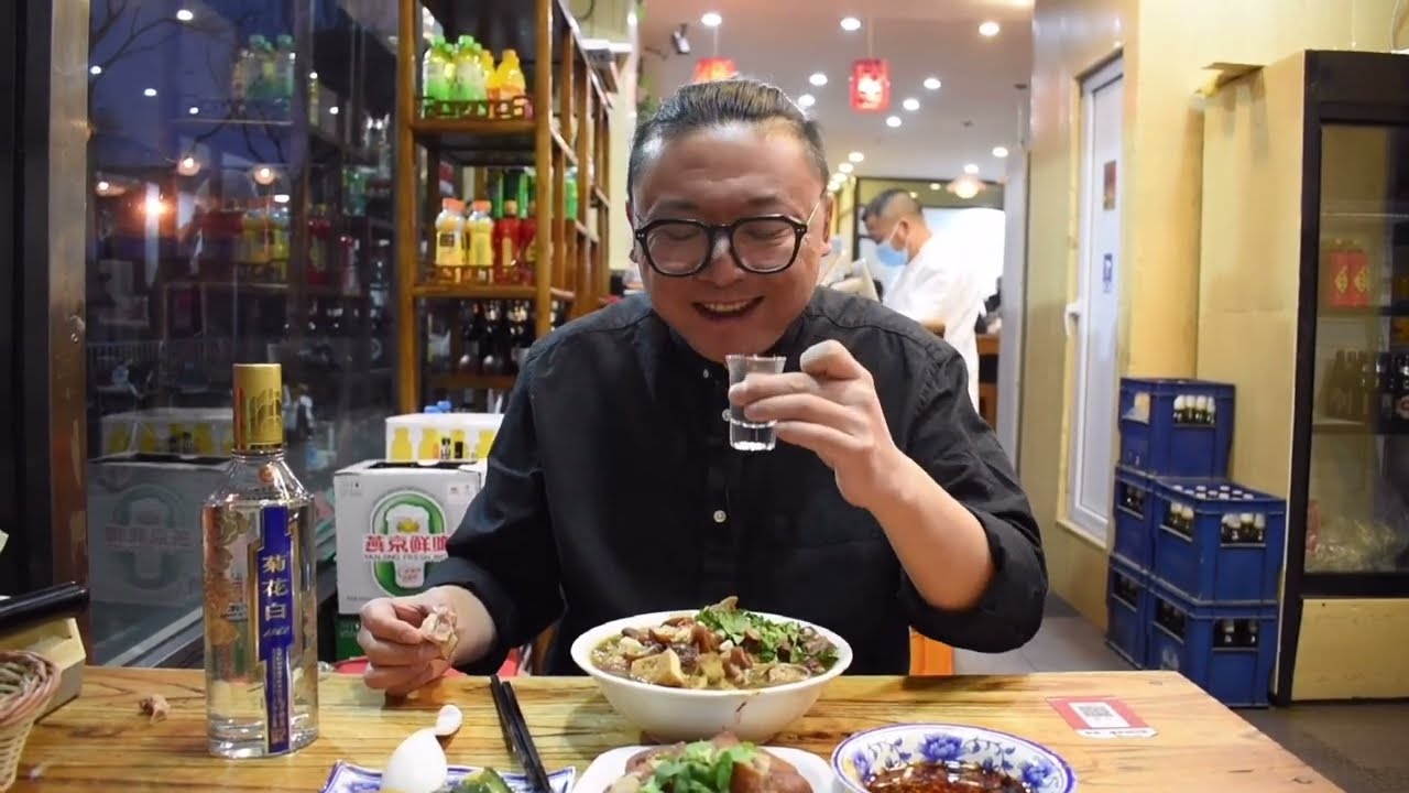 北京灵境地铁卤煮火烧，大肠猪肺炖一大锅，35元一碗，吃着真解馋