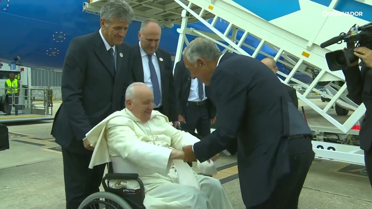 Papa Francisco aterrou em Lisboa e já recebeu um cumprimento à Marcelo