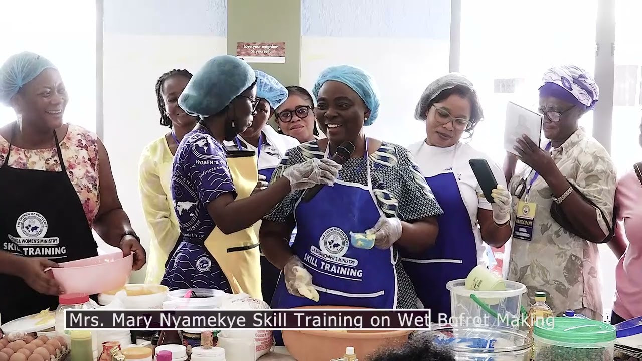 Mrs.  Mary Nyamekye is offering a skill training session on making Wet Bofrot / Toogbei