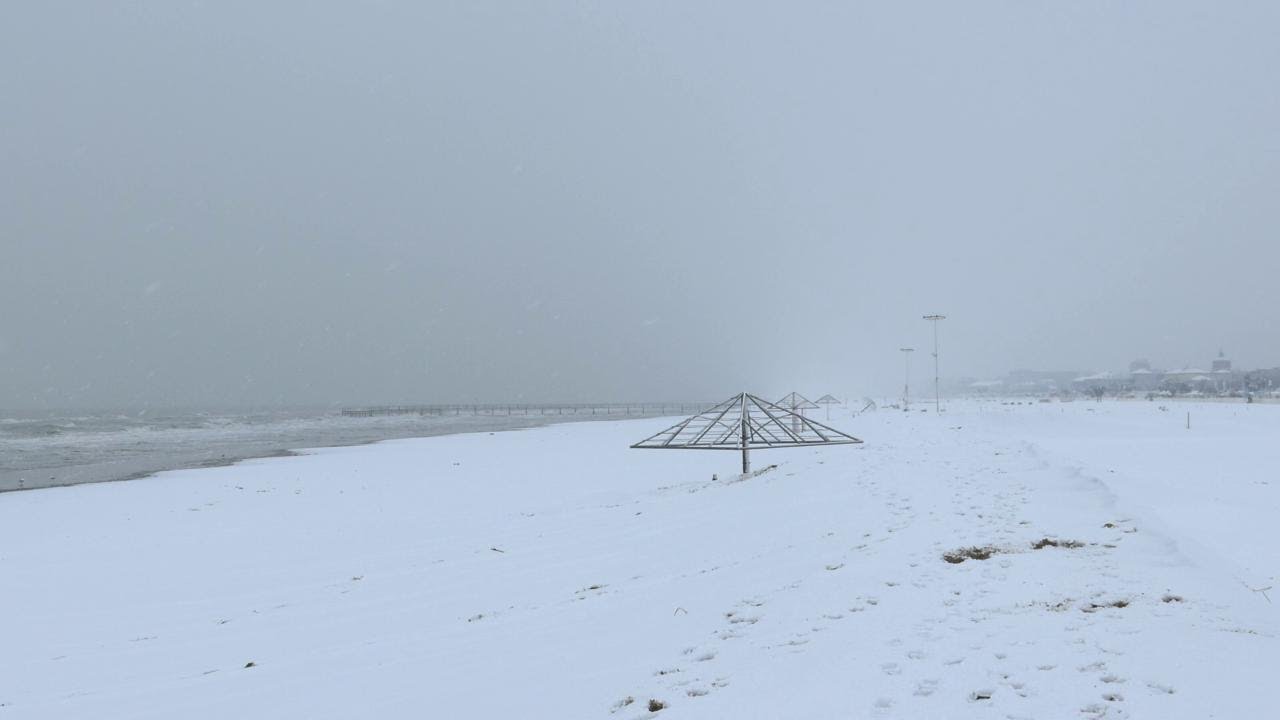 Rimini sotto la neve, la spiaggia è suggestiva tutta imbiancata
