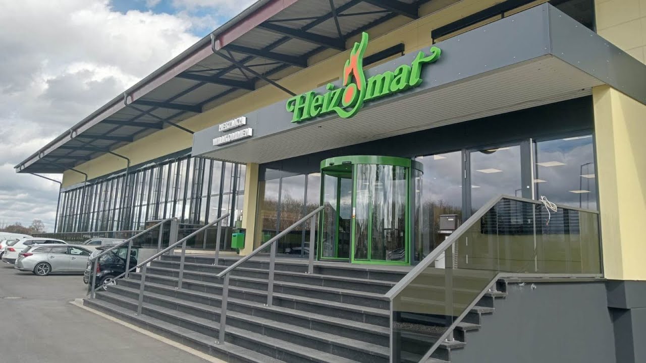 Esposizione caldaie a cippato e cippatori professionali in sede Heizomat in Germania