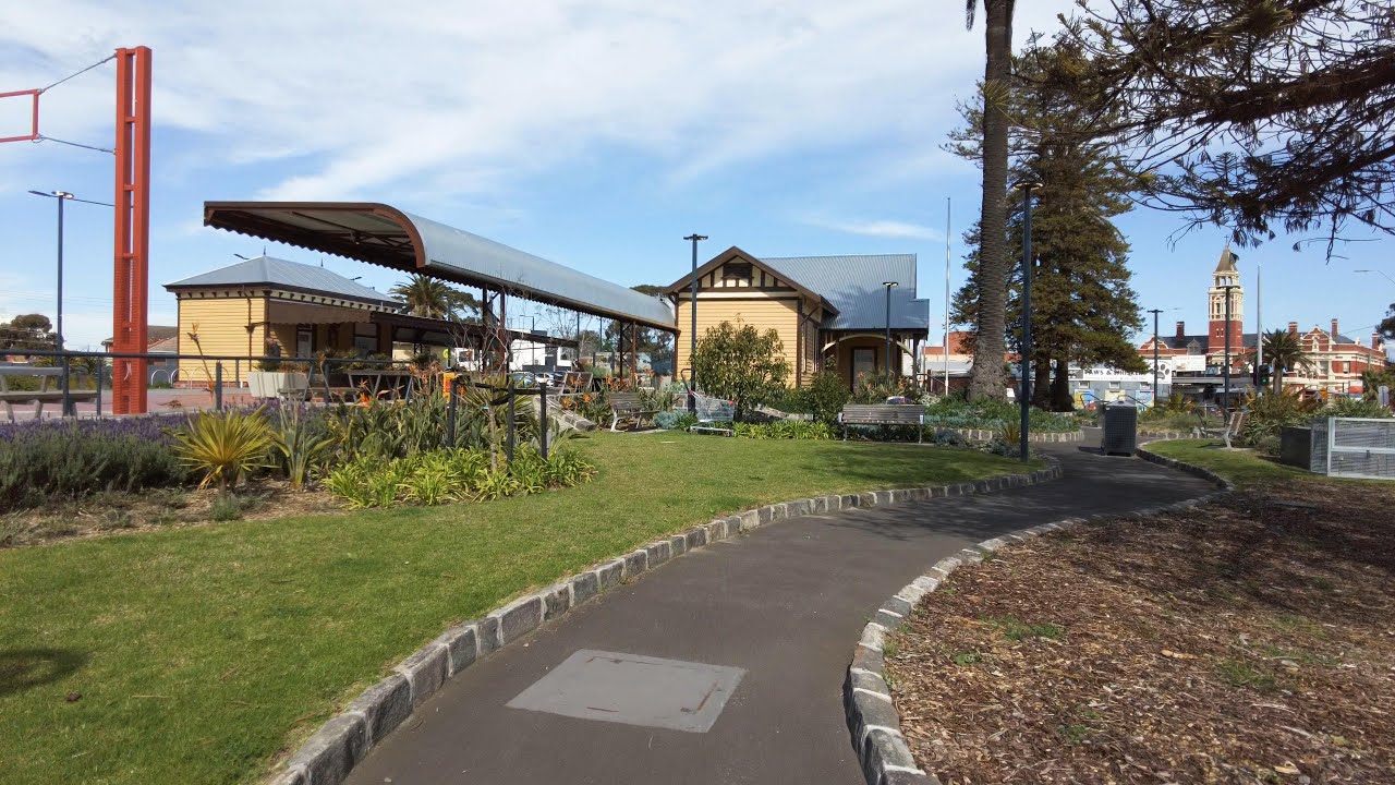 Life in the quiet 'burbs. A wander through Mentone shopping Centre