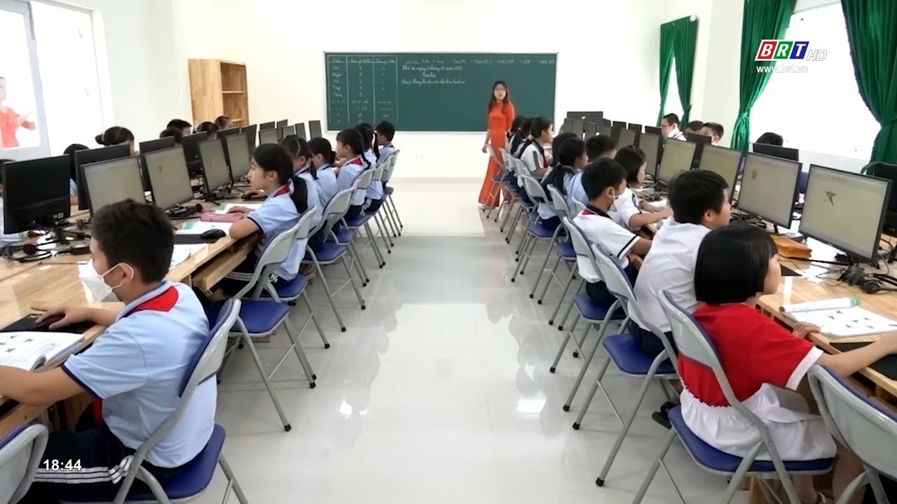 Niềm vui của phụ huynh học sinh và giáo viên trong ngôi trường mới mang tên Tiểu học Lưu Chí Hiếu
