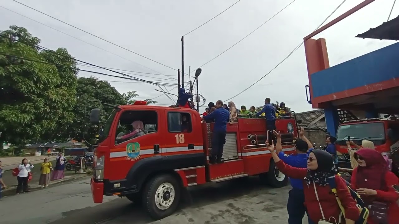 Proses naik truk damkar 