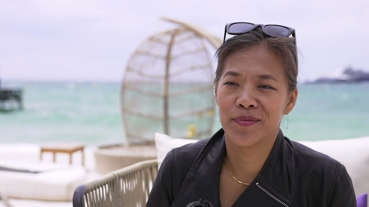 LEFT-HANDED GIRL, la main sur le cœur