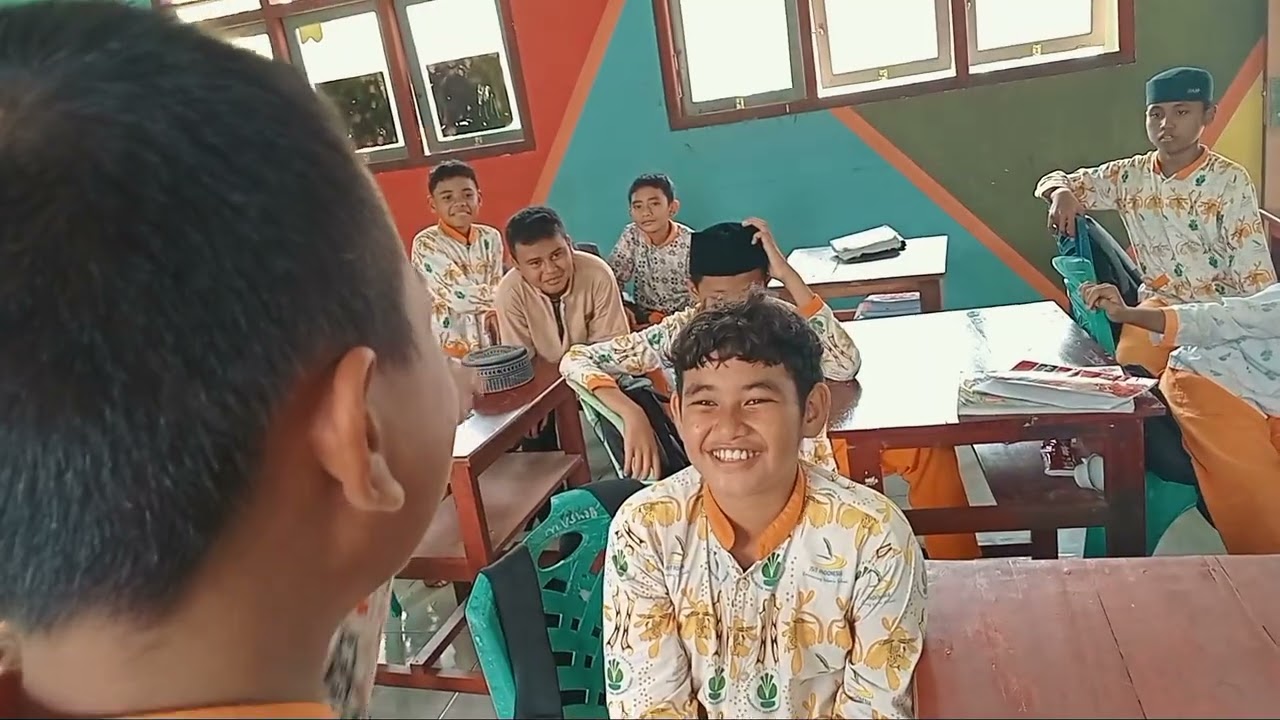 KETUA KELAS DADAKAN SALAH PREDIKSI GURUNYA TERLAMBAT
