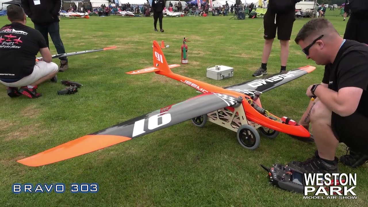 Glider IT JEEMO Az Aerosports - - Weston Park model air show 2021