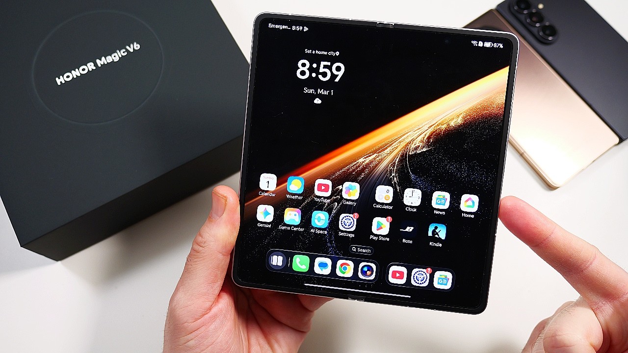Honor Magic V6 Hands On - The Thinnest Foldable!