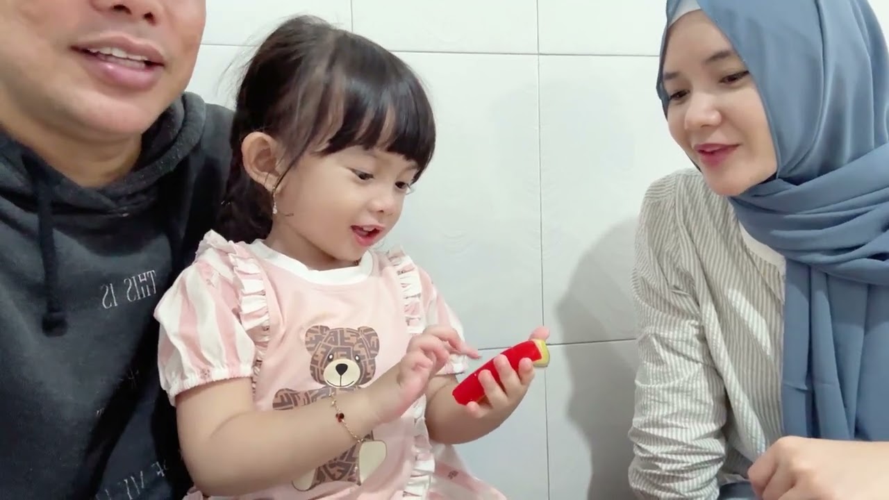 SENANGNYAAA PAPI SELALU BAWA OLEH-OLEH