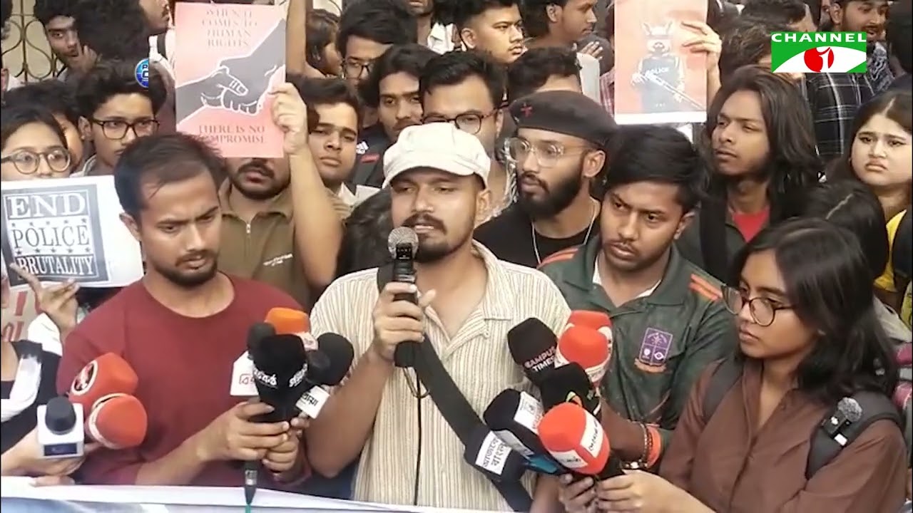 সংবাদিকদের ব্রিফ করছেন ছাত্ররা ডিসি মাসুদের বিরুদ্ধে