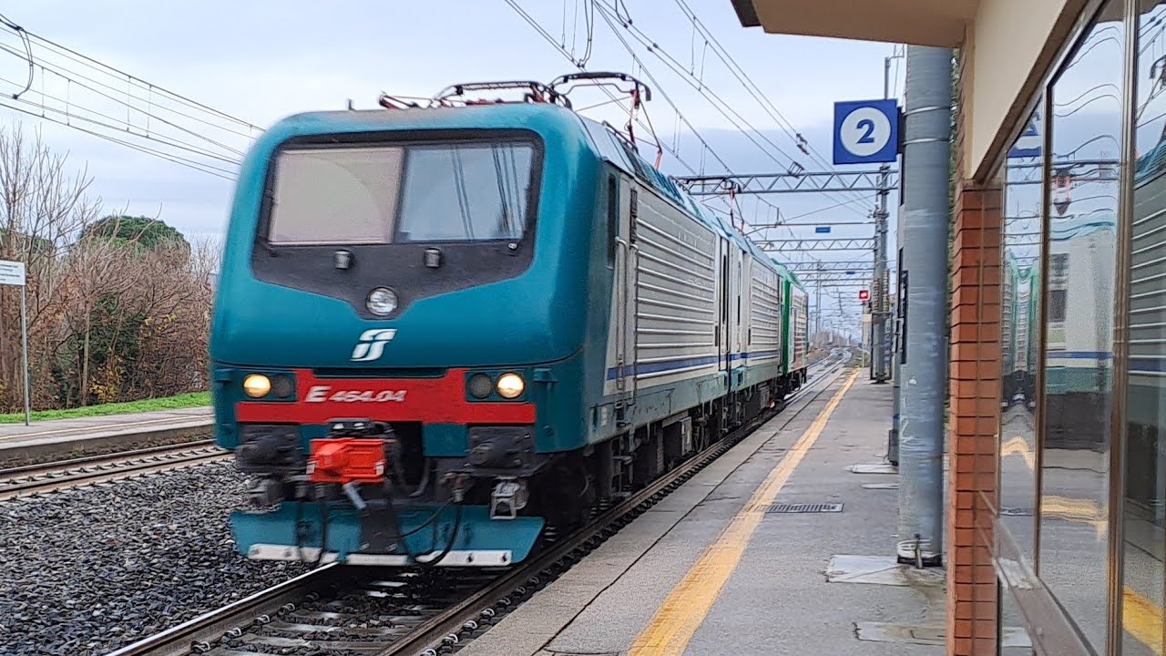 Treni di tutti i tipi in transito alla stazione di Camucia-Cortona!