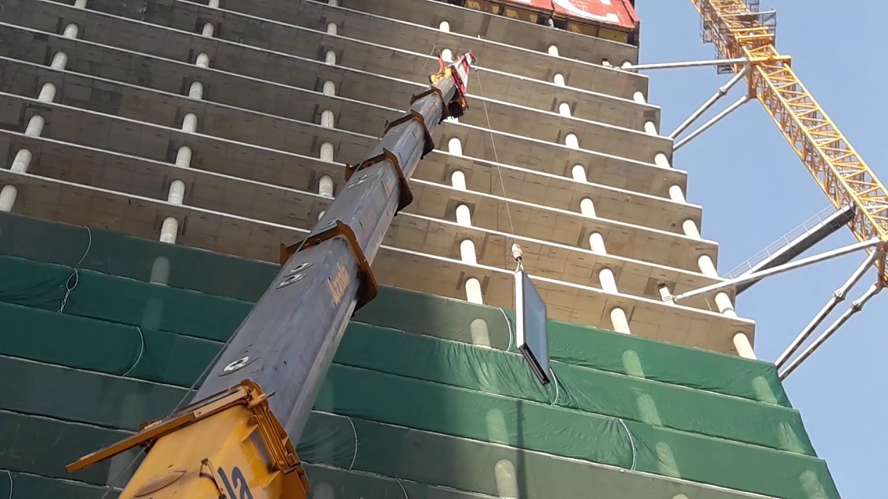 MILANO CANTIERE TORRE LIBESKIND PWC ) MONTAGGIO VETRI CON AUTOGRU DI AZZOLA.