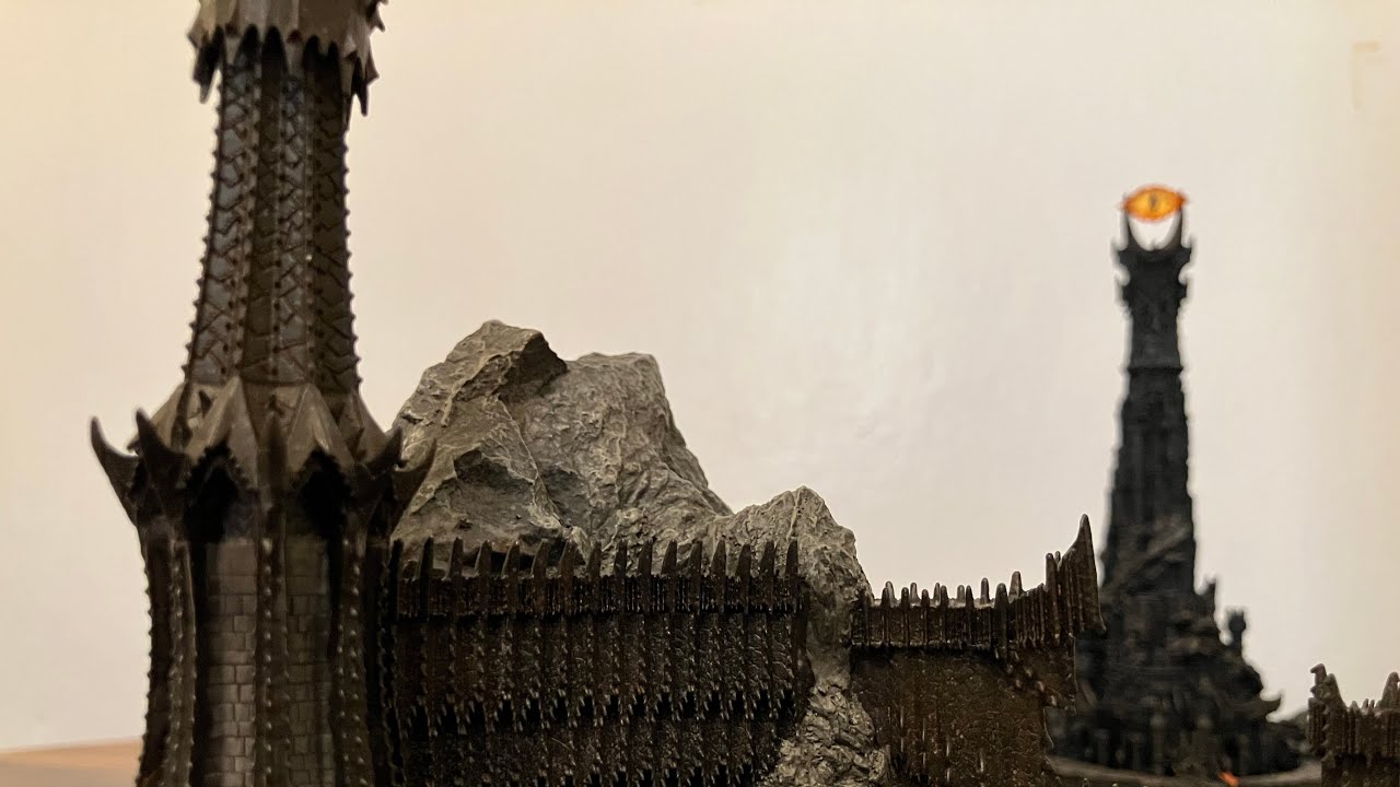 Weta Workshop: The Lord of the Rings: The Black Gate Environment Statue Review.
