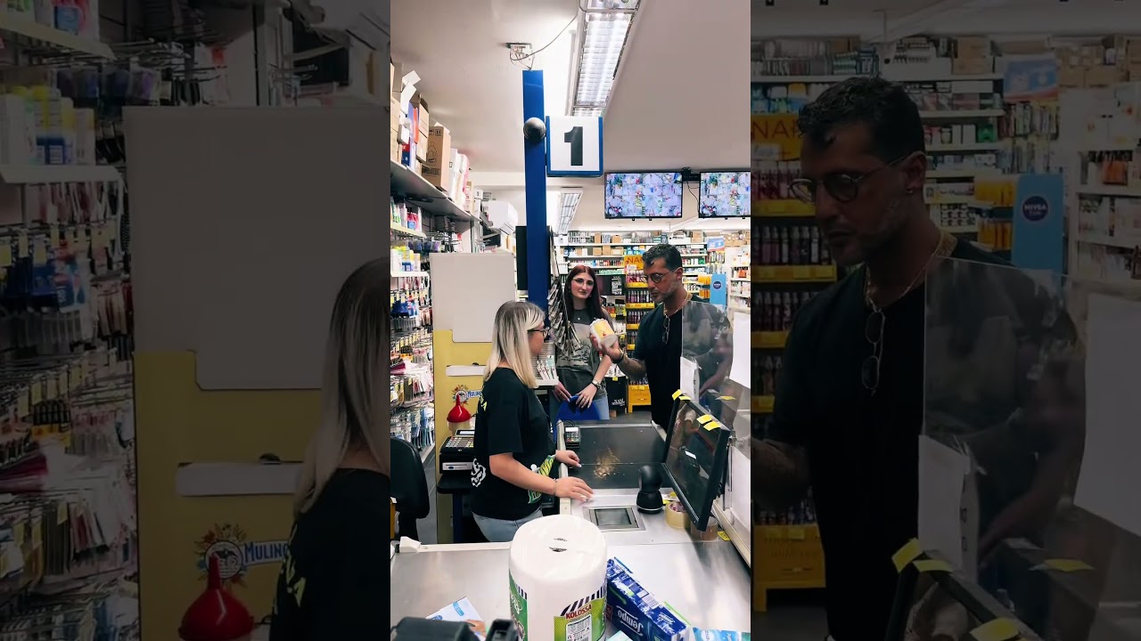 Anche Fabrizio Corona fa la SPESA al Mercatone del Risparmio
