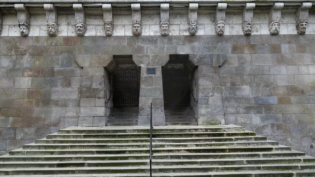 Execution Site of The Last Knights Templar Grandmaster Jacques de Molay,: &Icirc;le de Cit&eacute; Paris France
