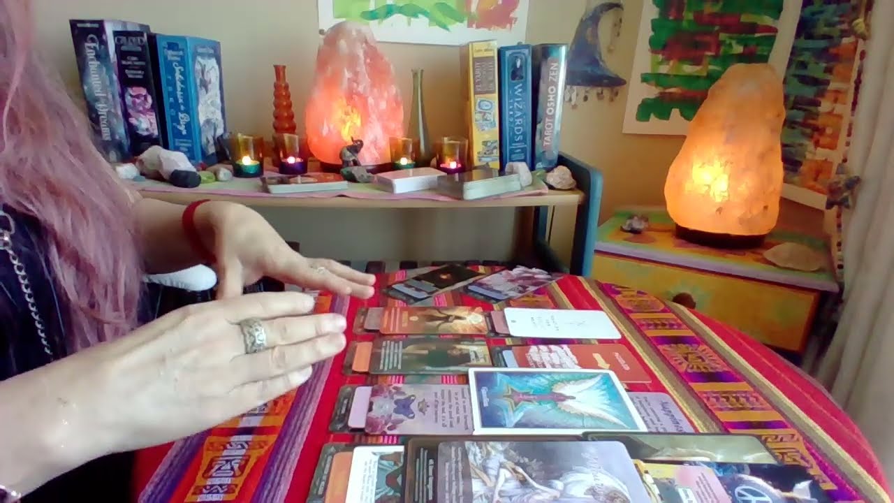 LIBRA!! 🔮 Un amigo/a comienza a llamar tu atención!! Esta persona es diferente a tu tipo, te gusta!!