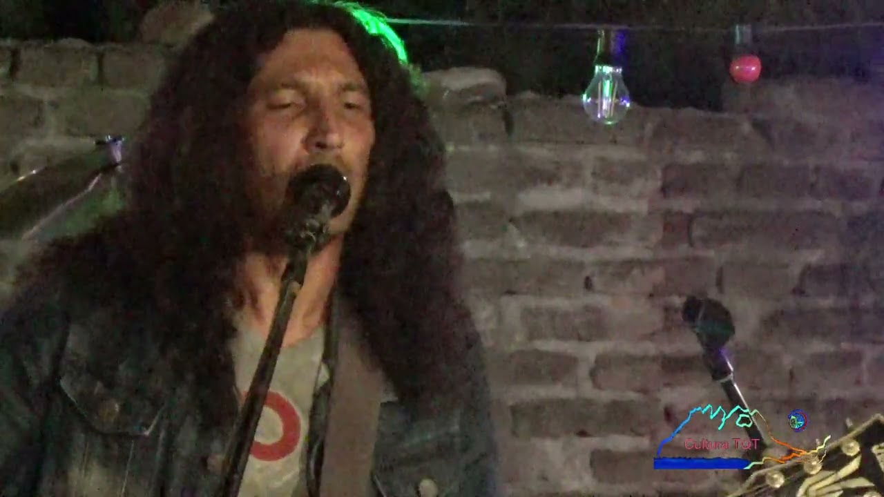 6 cilindros 2 temas club de blues local