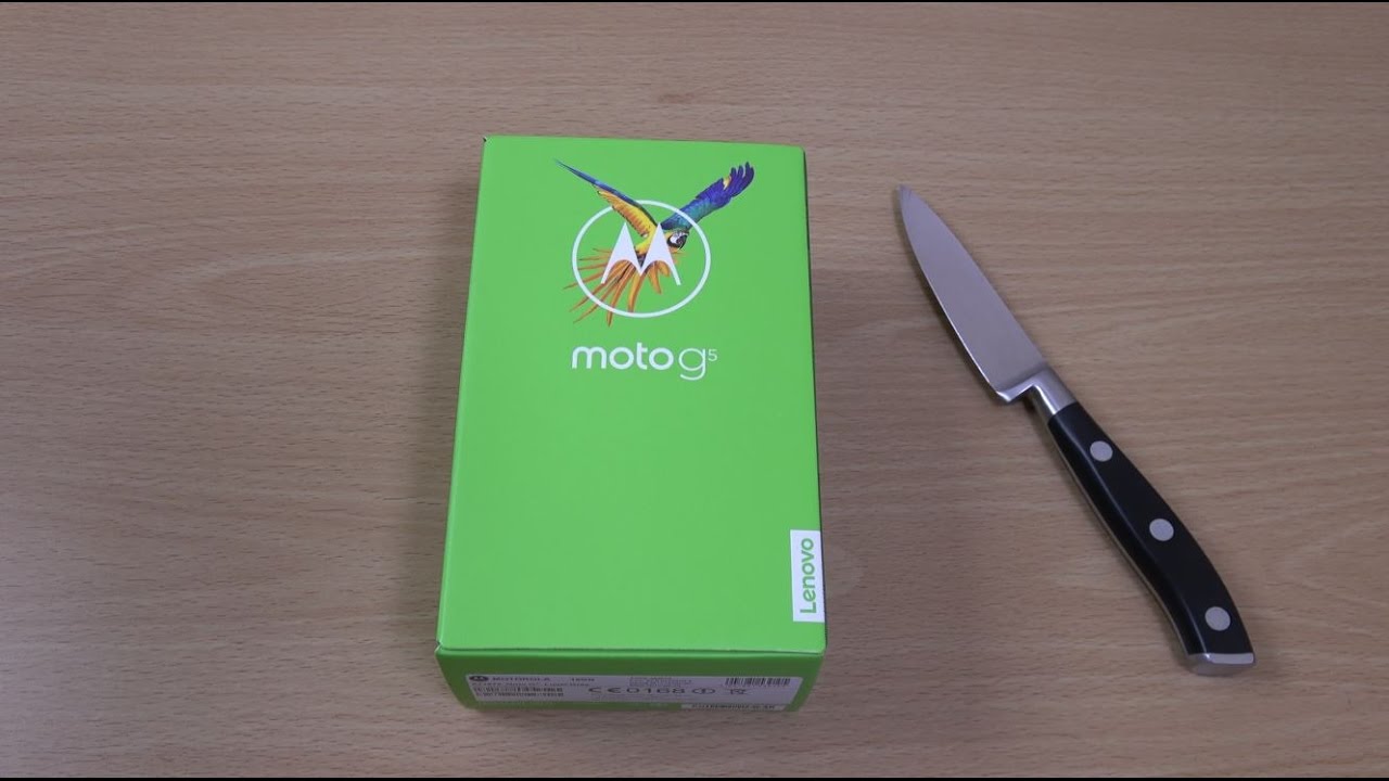 Moto G5 - Unboxing & First Look! (4K)