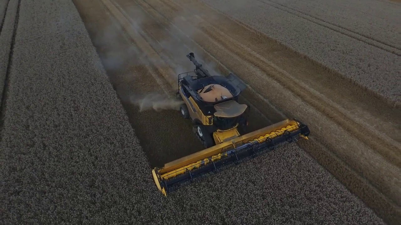 New Holland CR10.90 Combine, Wheat