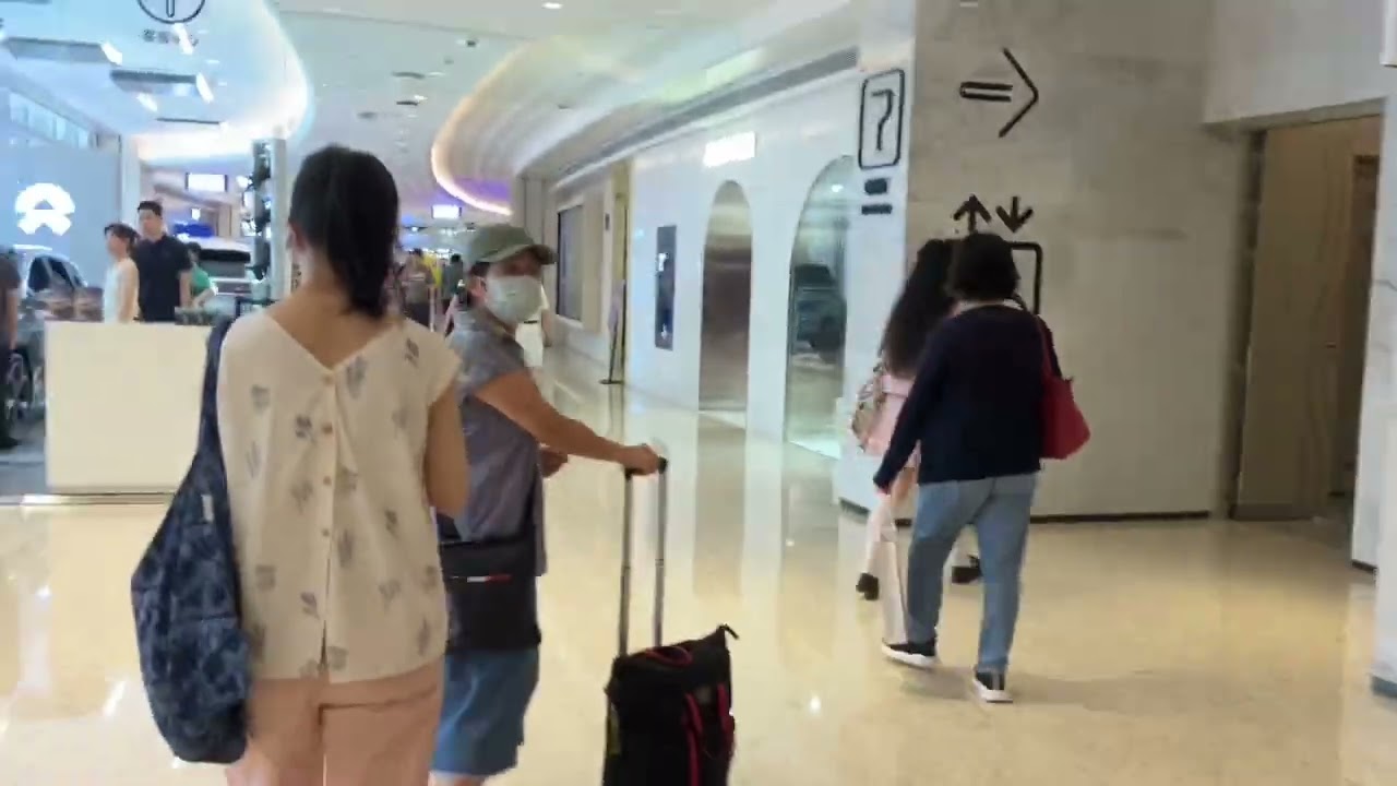 Shenzhen, walking around in the one avenue shopping mall