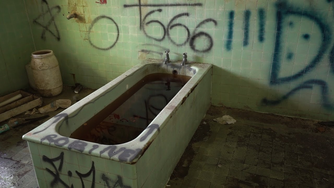 ABANDONED Mansion In Forest !!
