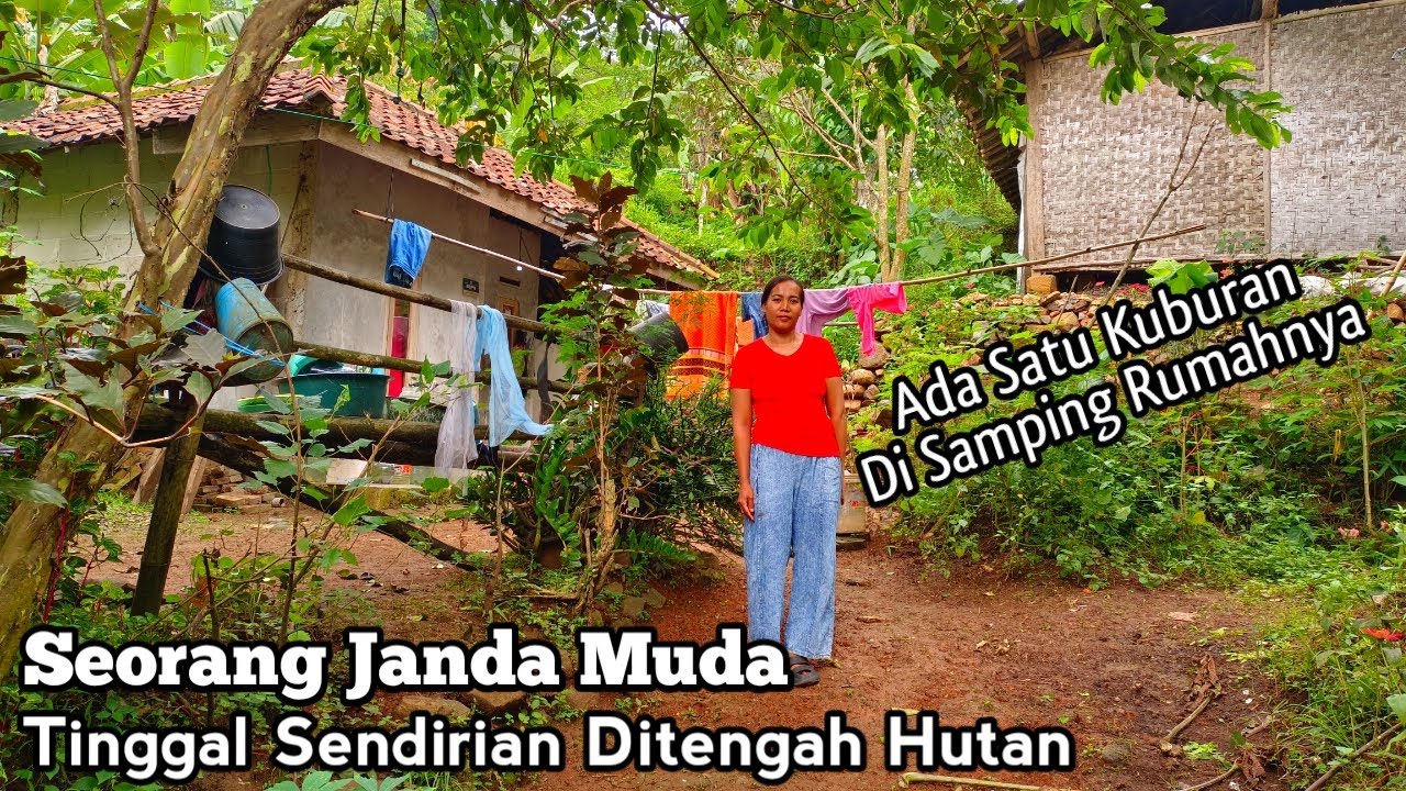Seorang Janda Tinggal Sendirian Ditengah Hutan Samping Rumahnya Ada Satu Kuburan