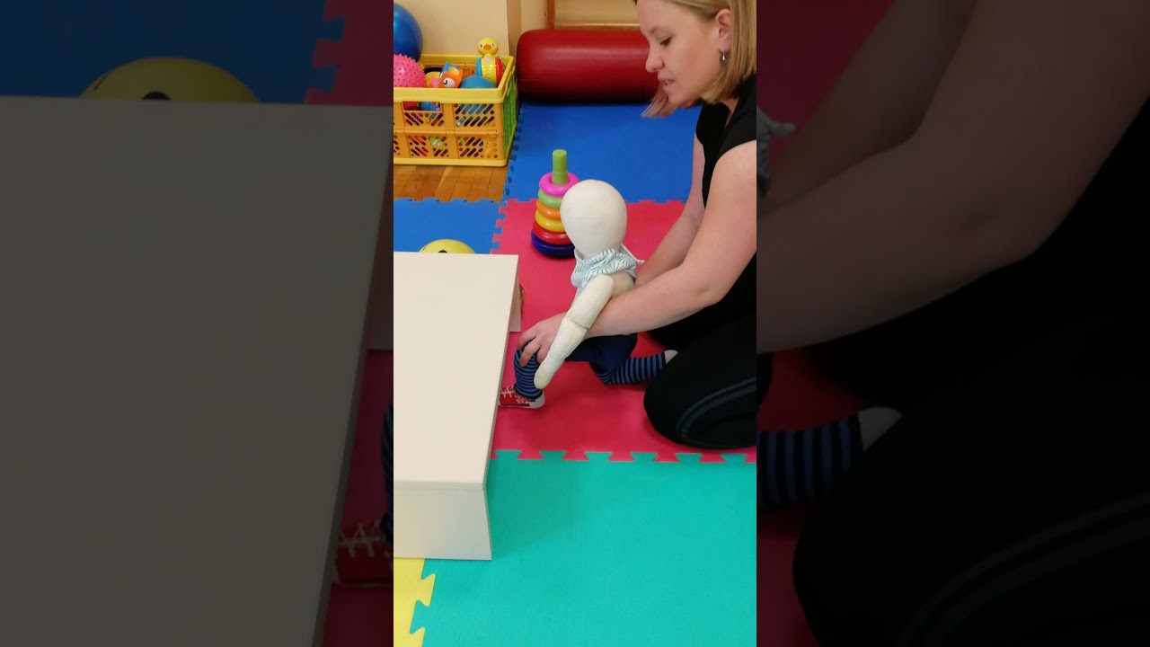 Ćwiczenie stymulujące dziecko do przejścia  z pozycji klęku prostego do pozycji klęku jednonóż