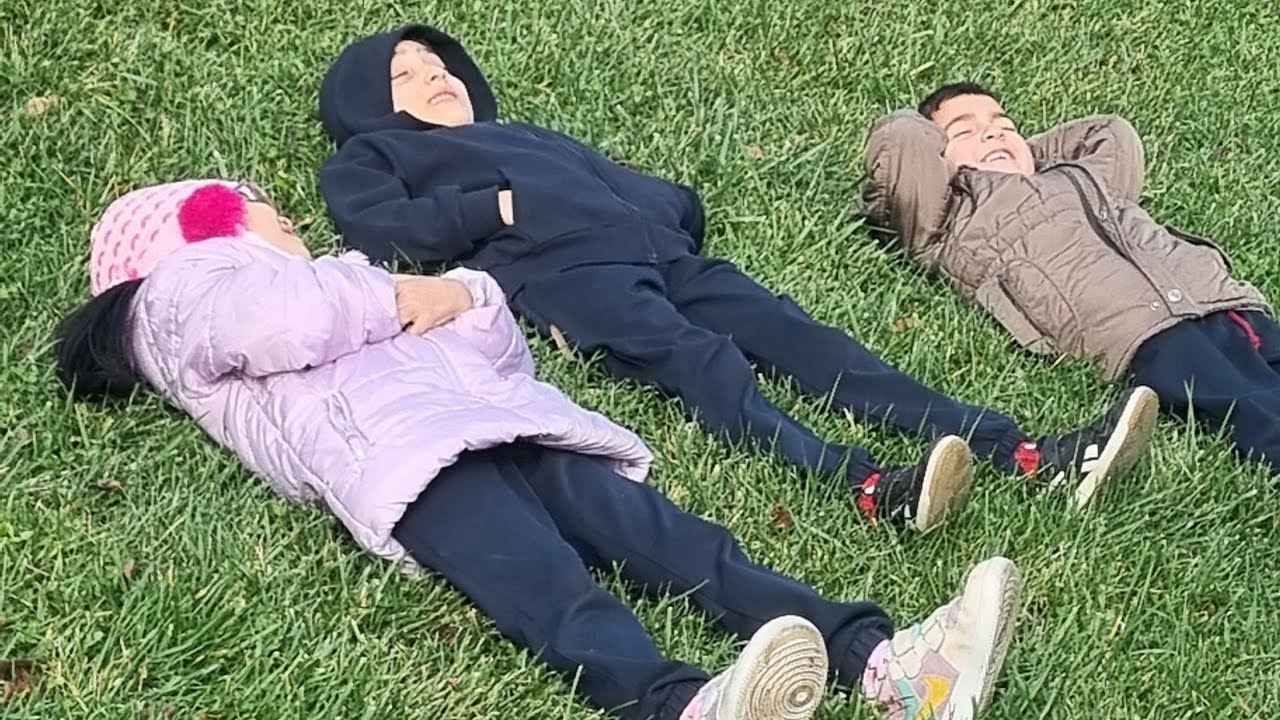Halide Bersama Teman-teman Sekolah Bermain di Park Saat Musim Dingin di İstanbul Türkiye 🇹🇷