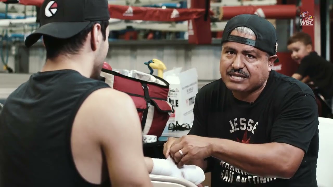 Robert García nos enseña cómo se hace el vendaje en el boxeo. 