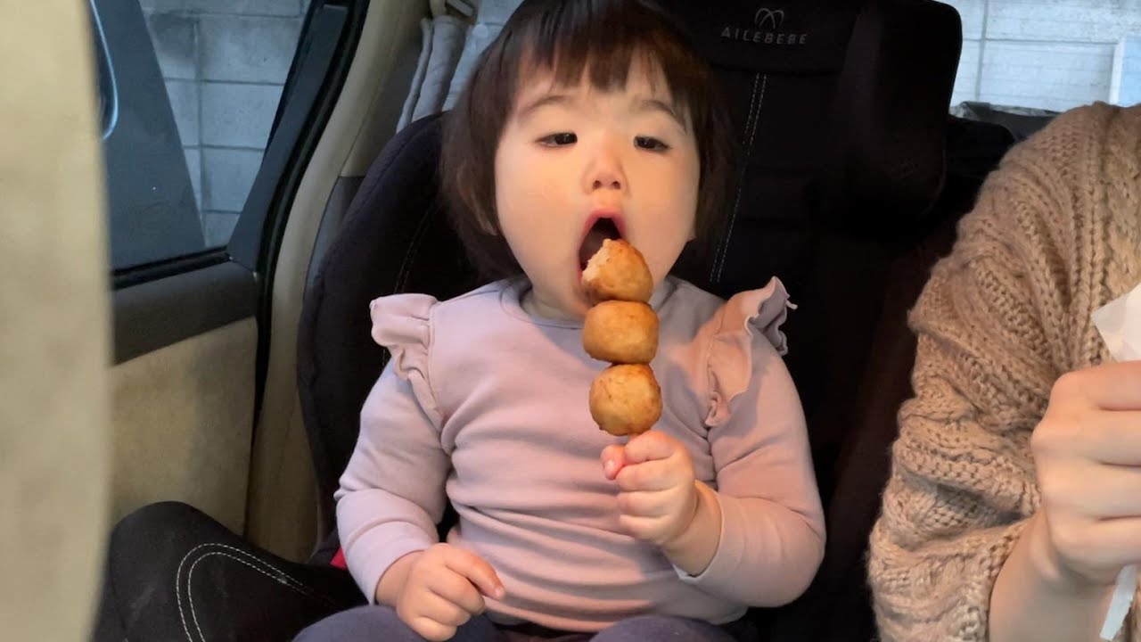 久々のつくね串を幸せそうに食べるエマ
