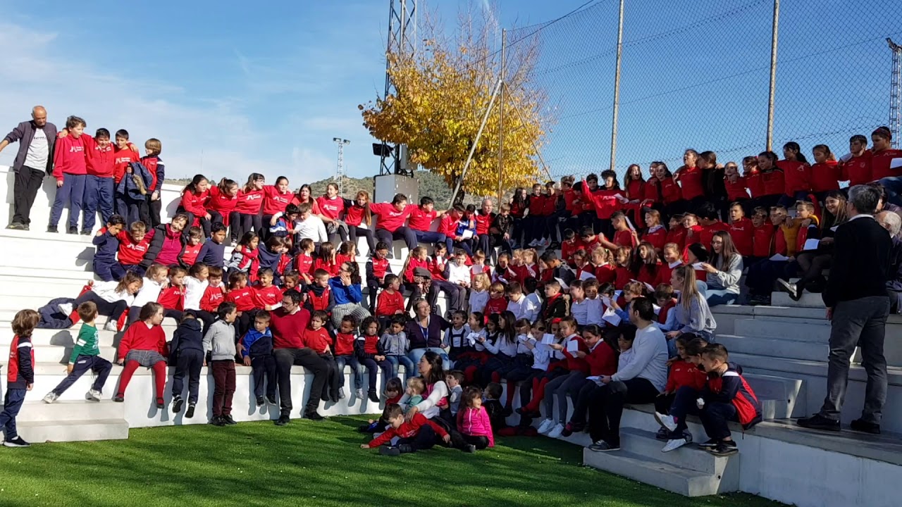 INFANTIL Y PRIMARIA CANTAN EL HIMNO DE LAS ESCUELAS DEL AVE MARÍA