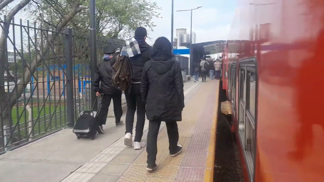 locomotora G22 E711 entrando y saliendo de saldias para ir a Retiro linea Villa Rosa