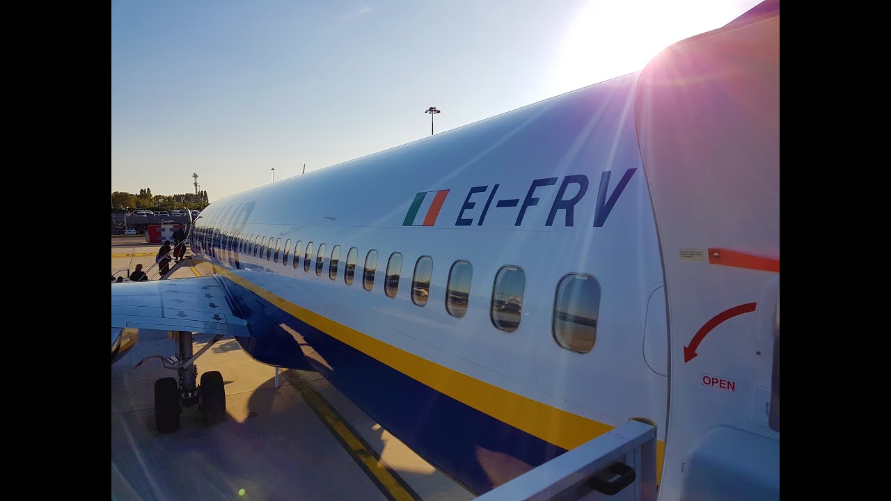Ryanair Boeing 737-8AS (EI-FRV) | Milan (BGY) - Prague (PRG), 3.10.2019 *Full Flight*