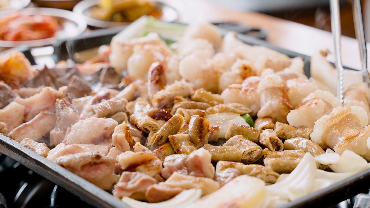 기름 터지는 한우알곱창모둠세트가 65,000원? 무료 솥밥까지 주는 곤지암 곱창집 | Korean Beef Gopchang / / Korean Street Food