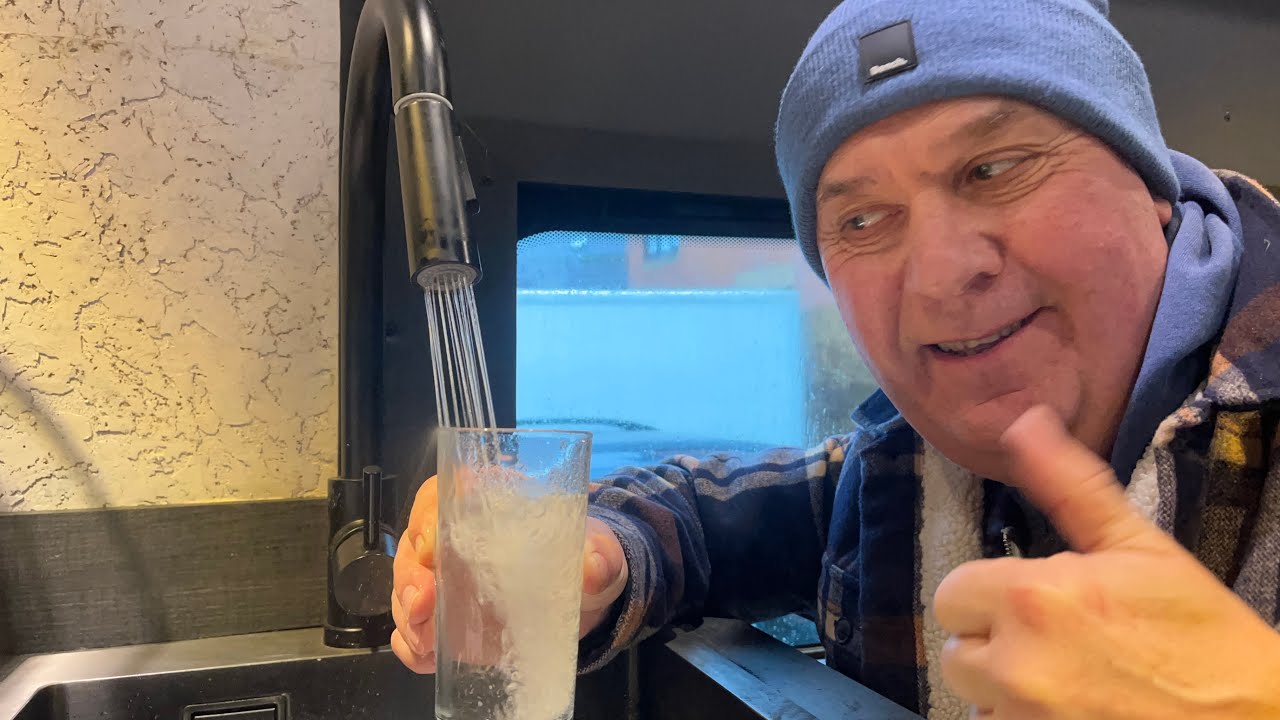 Поливка питьевой воды в автодоме, очистка бака и установка фильтра.