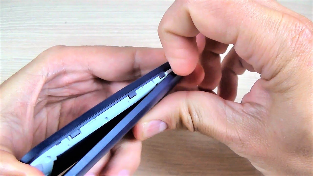 Nokia 3310 (2017) - How to Remove the Back Cover and the Battery