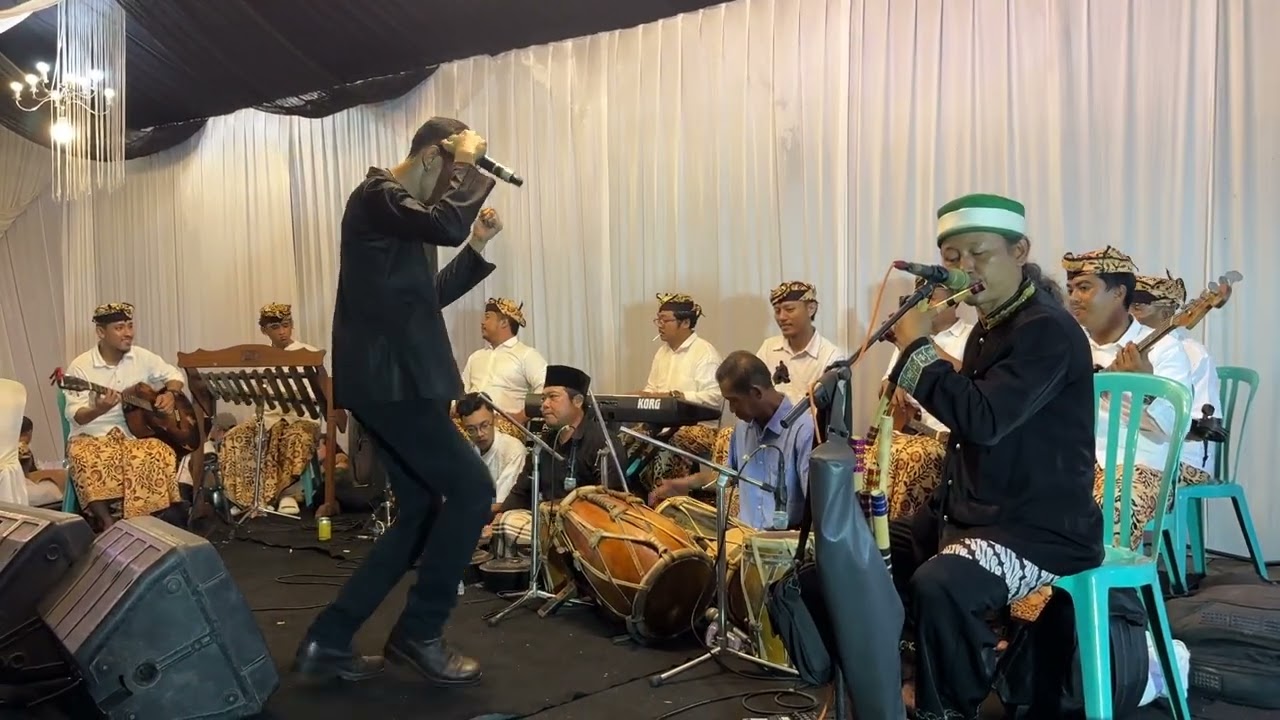 Catur arum feat WEC manggung di rogojampi dusun gurit