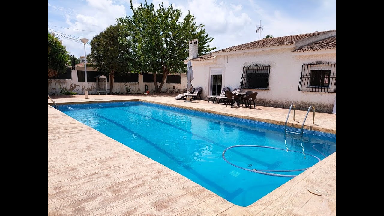 For sale, beautiful large detached property with pool in Urb El Oasis, La Marina.