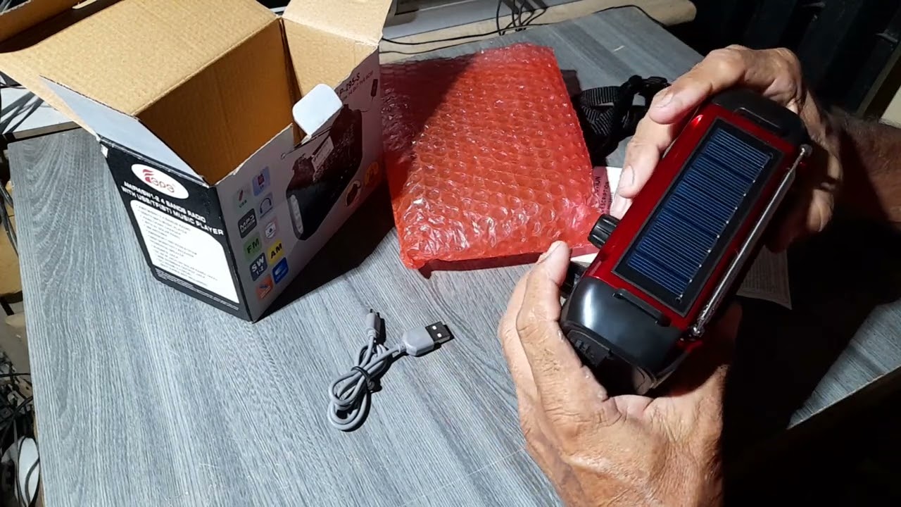 rádio lanterna com manivela para carregar a bateria