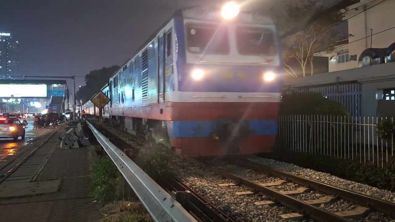 HNR 50: D19E-906 @BusAndTrainArchives kéo tàu khách tăng cường SE12 qua khu gian Giáp Bát - Hà Nội