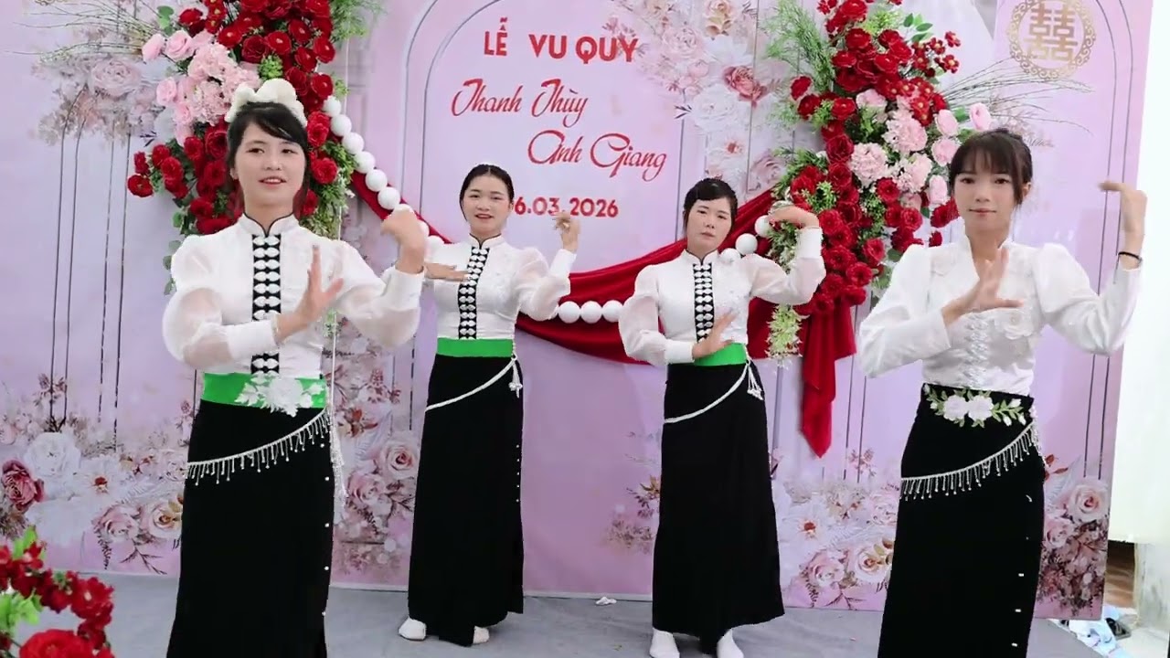 Вьетнамское танцевальное представление, посвященное свадьбе Тхань Тхуи и Ань Зянга в деревне Ноон...