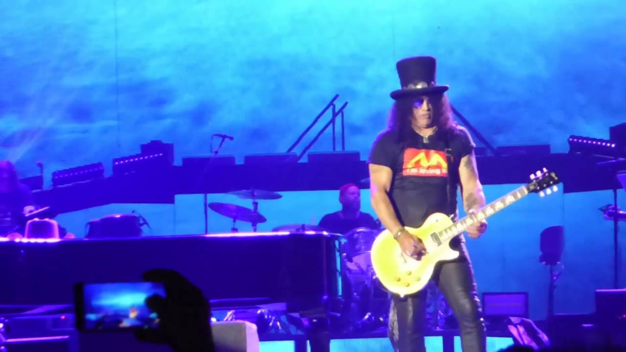 Guns N' Roses - Axl Rose Struggle With A Rogue Broken Piano During November Rain [Houston] 5/8/2016