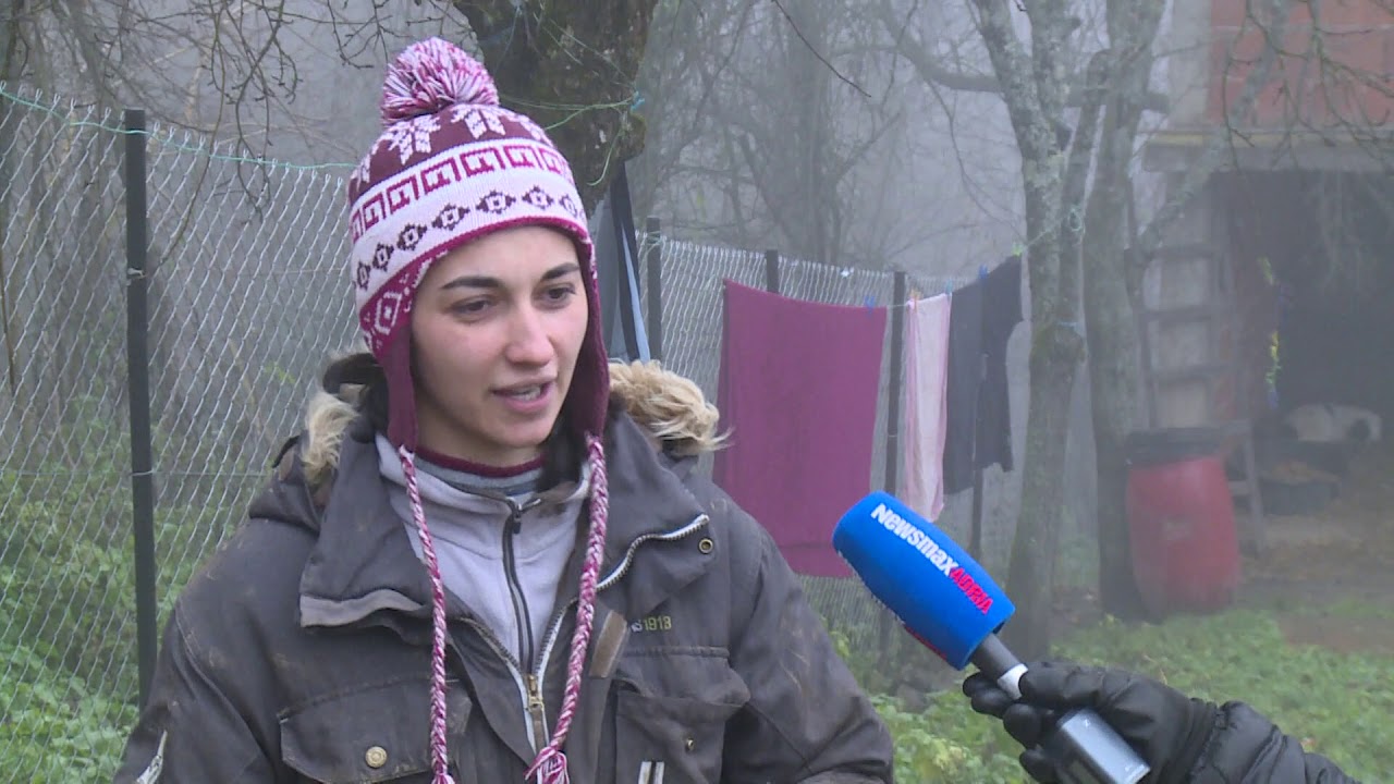 Djevojka koja živi sa psima