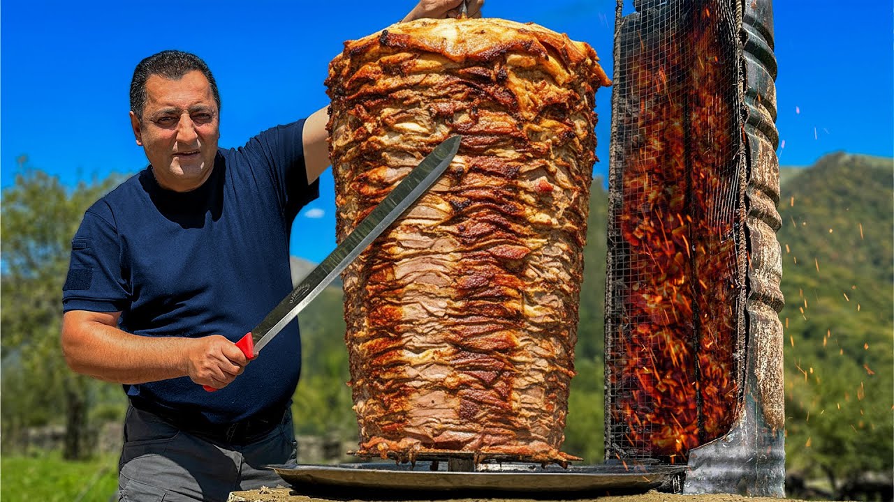 Doner Uriaș De Pui Gătit La Rotisor În Sat