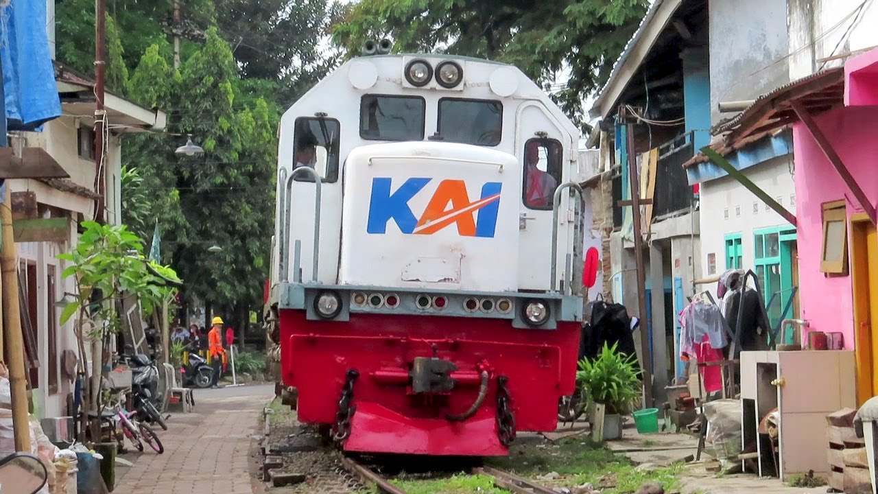 JALUR KERETA API DISINI GAK MASUK AKAL SEMPIT SAMPAI MASUK PEMUKIMAN PADAT PENDUDUK