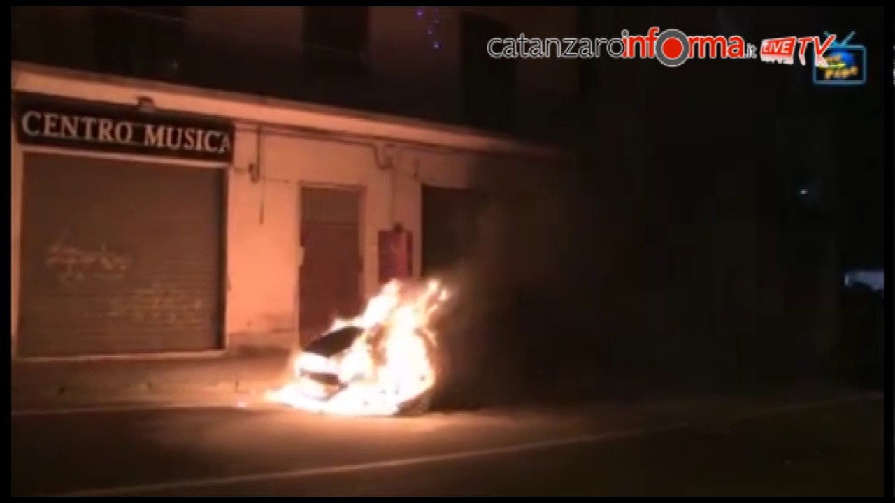Auto in fiamme a Girifalco