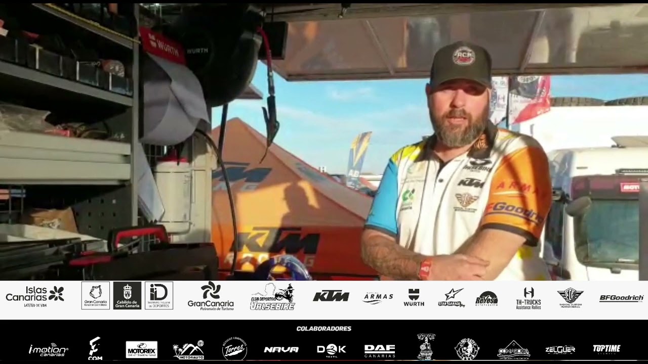 Cristo Dávila y el camión de asistencia de la Expedición Canarias Dakar 2022