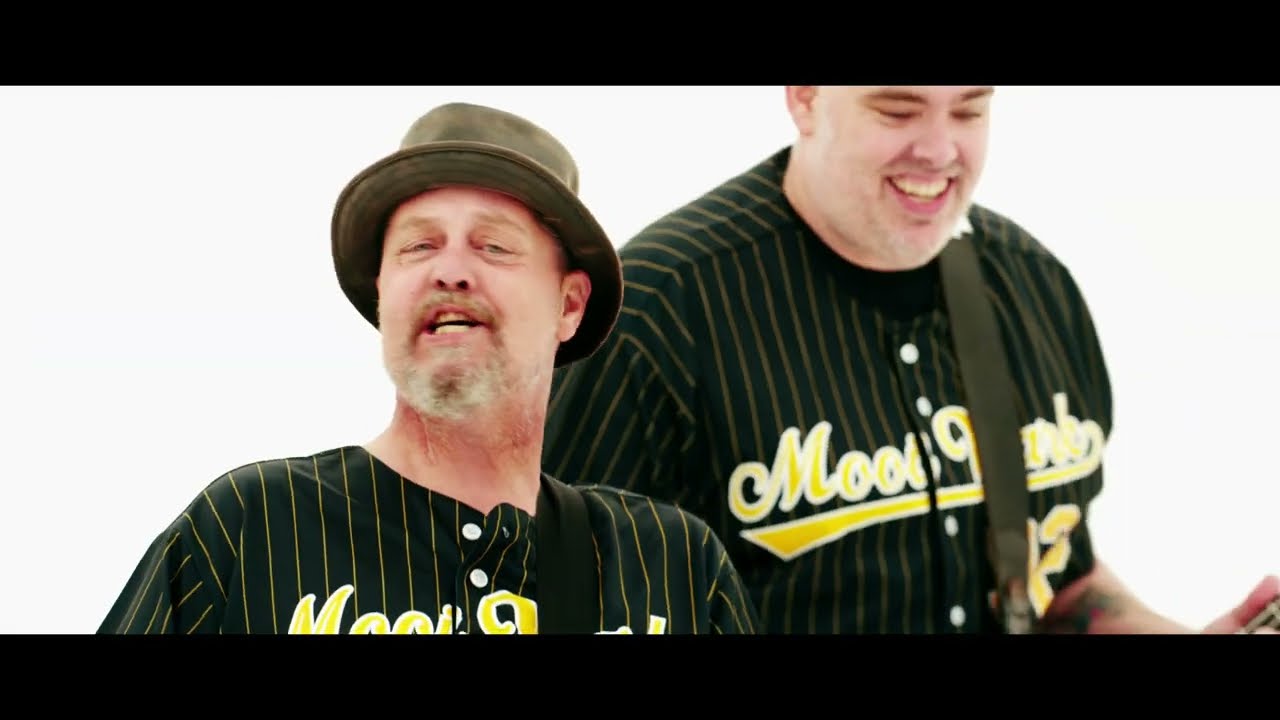 Mooi Wark - Het Is Pas Crisis As Het Bier Op Is - Officiële Videoclip