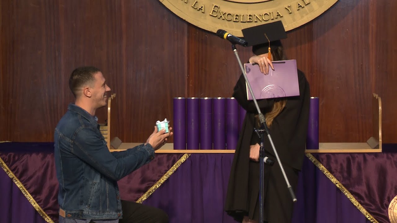 15 | Le pidió casamiento en pleno acto de graduación